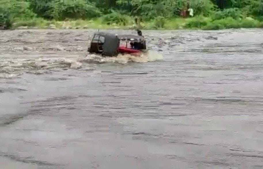 सरूपगंज के समीप अचपुरा नदी मे तेज बहाव में बहा एक ऑटो और बाइक