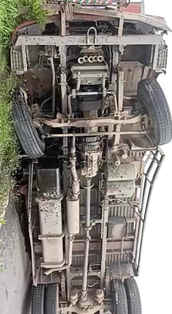 पिण्डवाड़ा के समीप झाडोली के पास फ्रूट से भरा ट्रक हुआ पलटी ।
