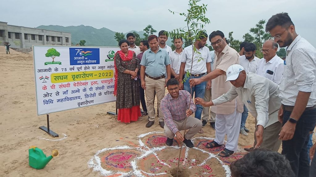 माँ अम्बे के पी संघवी राजकीय विधि महाविद्यालय सिरोही के परिसर में लगाये 451 पौधे ।