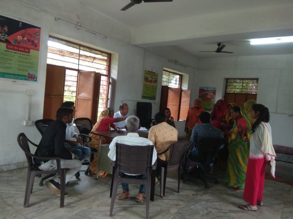 ग्राम पंचायत ओरिया में जिला कलेक्टर के निर्देश पर जनसुनवाई कार्यक्रम आयोजित ।
