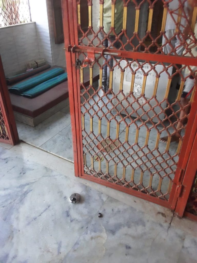 पिण्डवाड़ा शहर के आमली रोड हनुमान जी मंदिर में चोरों ने तोड़े ताले ।