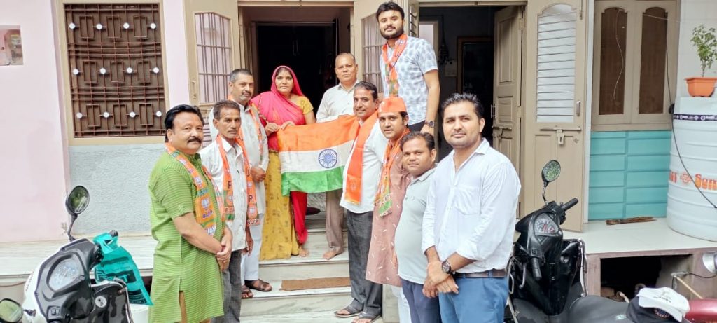 भाजपा कार्यकर्ता ने हर घर तिरंगा अभियान को लेकर किया जनसंपर्क ।