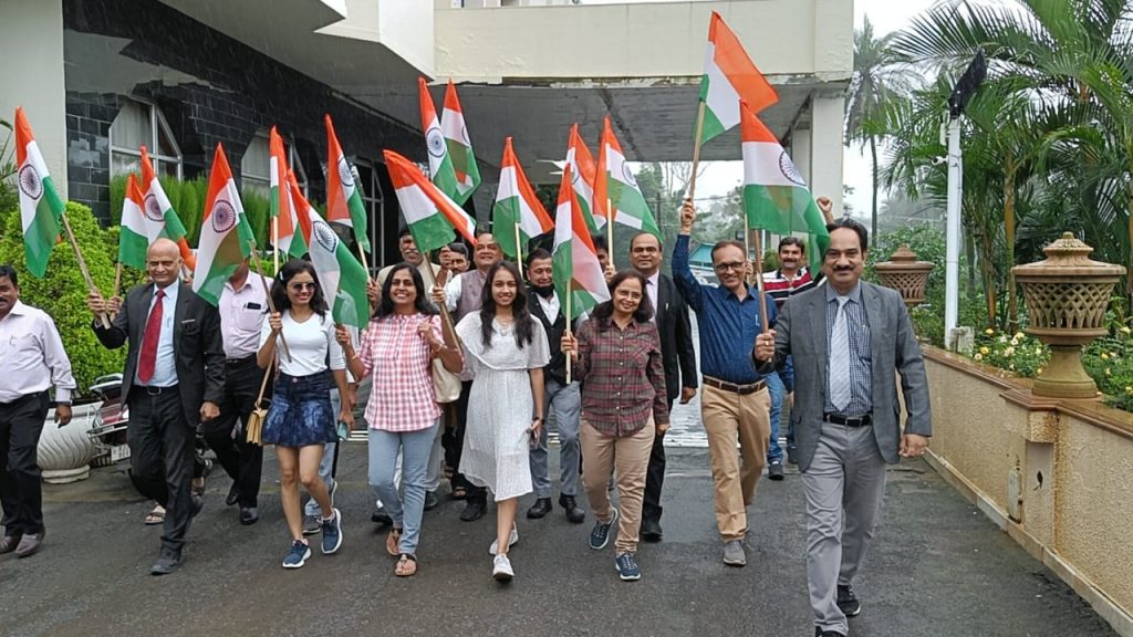 घर-घर तिरंगे अभियान के अंतर्गत होटल में आए पर्यटक भी हुए सम्मिलित।