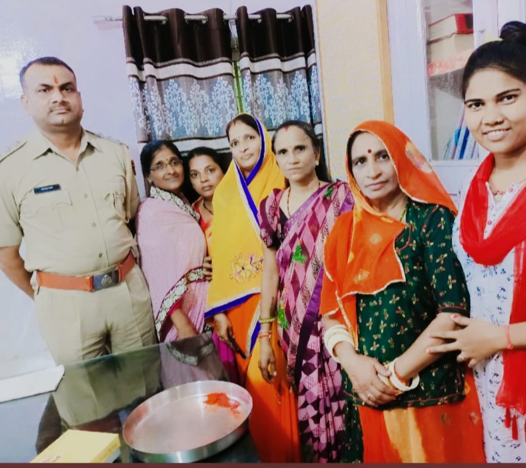पुलिस थाने में जवानों को राखी बांधकर रक्षा बंधन का पर्व मनाया ।
