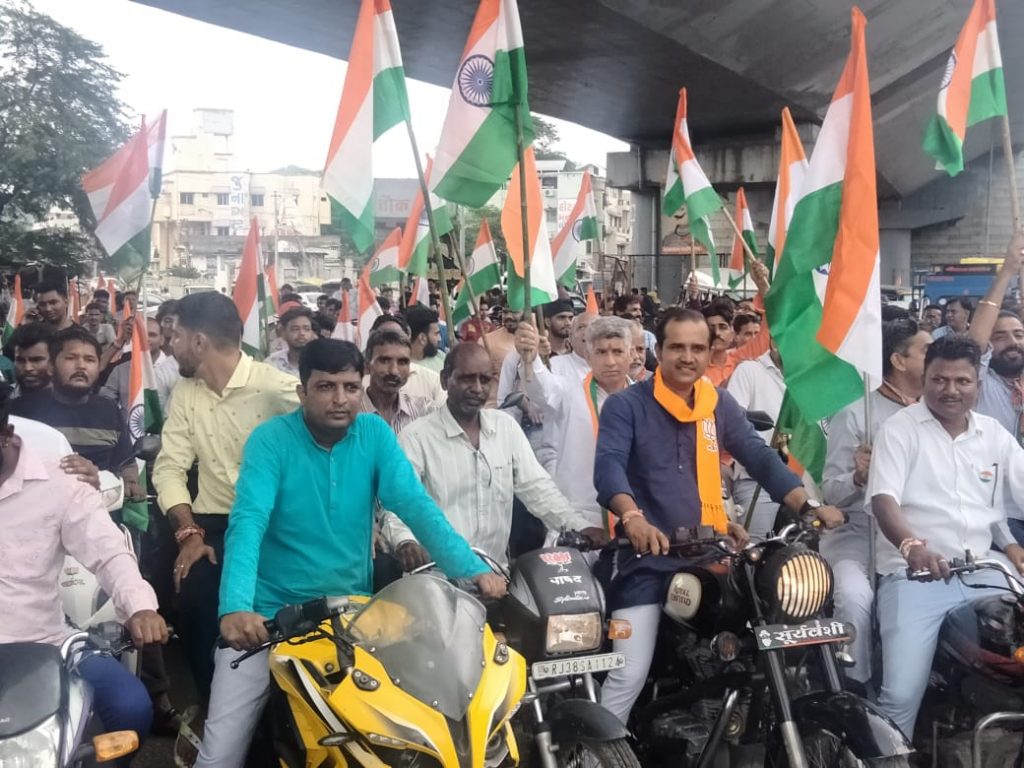 भाजपा युवा मोर्चा ने निकाली तिरंगा यात्रा ।
