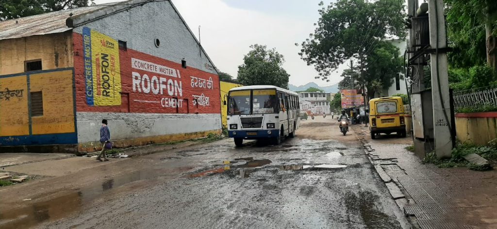 सड़क के बदतर हालात पर बिफरे , हरिओम दत्ता ने नगर परिषद को दी चेतावनी,आयुक्त ने कहा सड़क होगी दुरस्त।