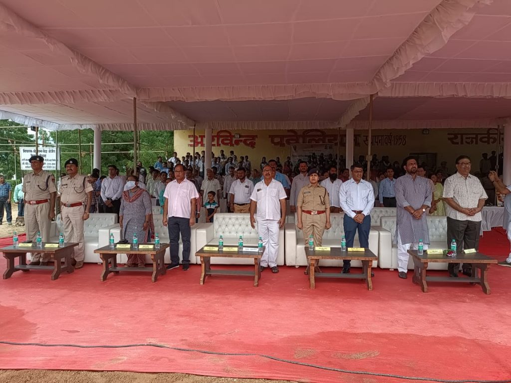 अरविन्द पैवेलियन में आजादी का अमृत महोत्सव के तहत एक साथ गूजें देश भक्ति गीत ।