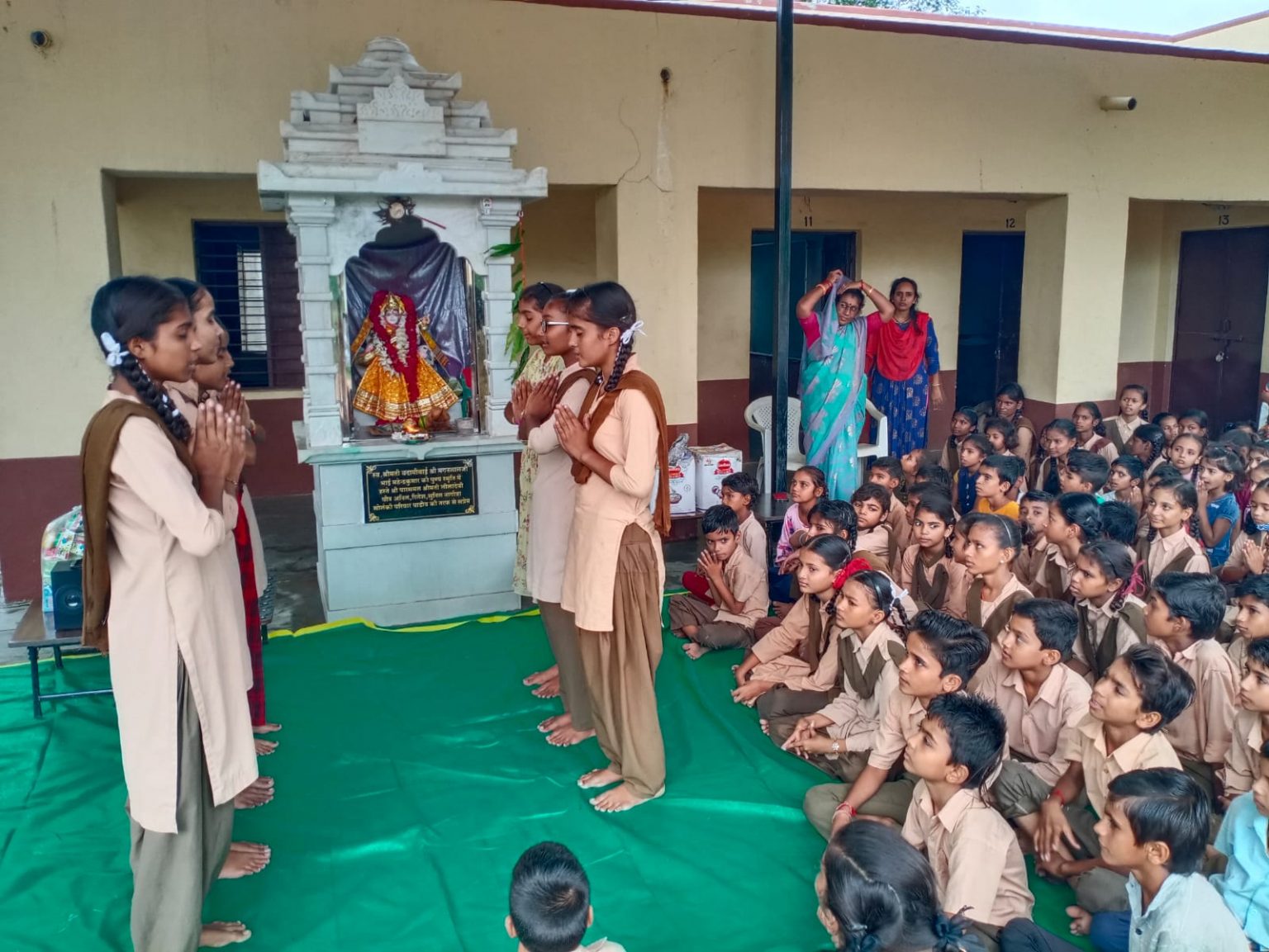 बालिका विद्यालय में सरस्वती माता मंदिर का वार्षिकोत्सव मनाया।