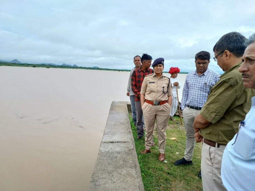 पिण्डवाड़ा तहसील स्थित जिले का सबसे बडा वेस्ट बनास बांध छलका ,जिला कलेक्टर डॉ भंवरलाल और पुलिस अधीक्षक ममता गुप्ता मौके पर पहुंचे ।