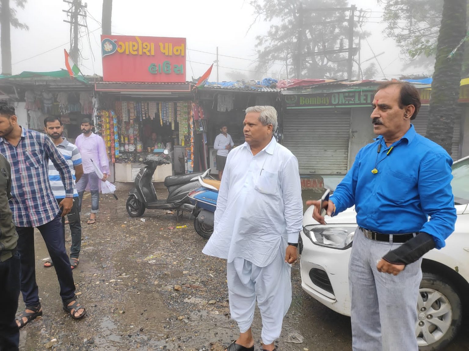 शहर की खराब हुई सड़को को लेकर विधायक समाराम गरासिया ने अधिकारियों को दिए निर्देश।