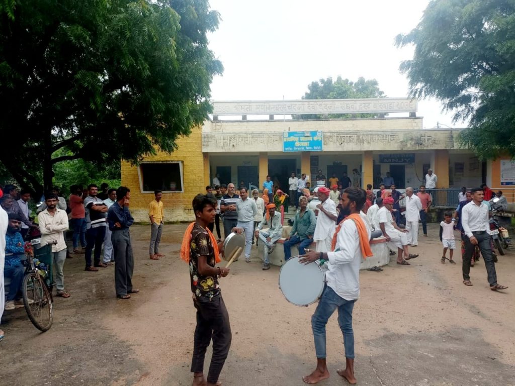Breaking NEWS -वीरवाड़ा सामुदायिक स्वास्थ्य केंद्र पर ग्रामीणों का धरना प्रदर्शन ।