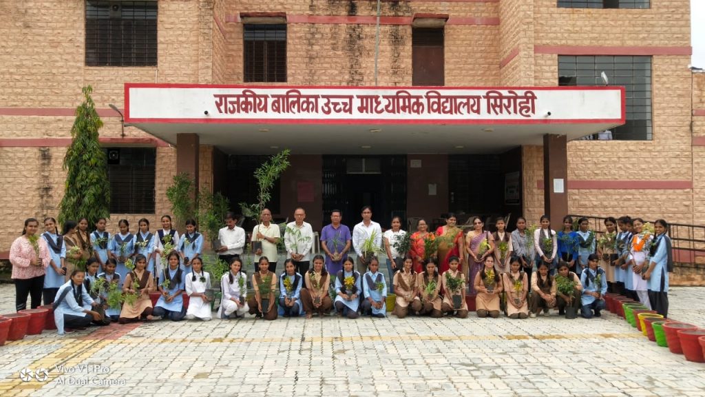 इको क्लब ने 51 नए गमले लगाकर विद्यालय सजाया ।