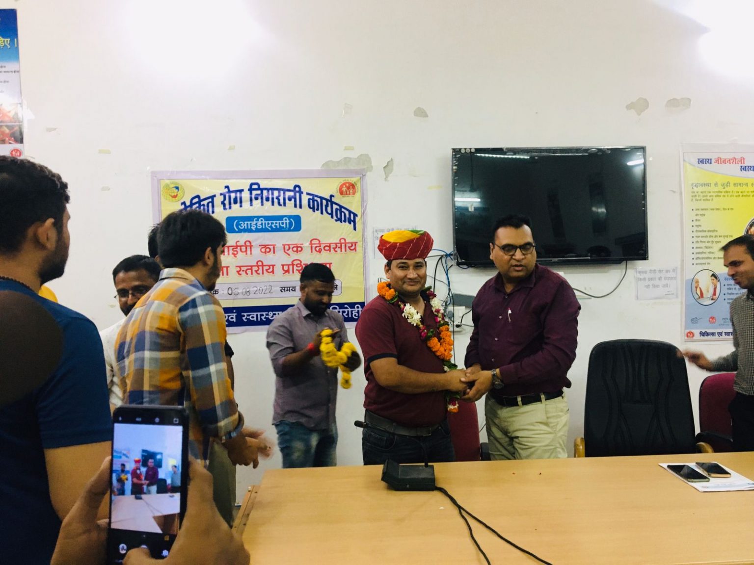डॉ. दिलराज मीणा राजकीय जिला चिकित्सालय सिरोही के उप मुख्य चिकित्सा एवं स्वास्थ्य अधिकारी सिरोही बनने पर साफा पहनाकर माल्यार्पण किया ।