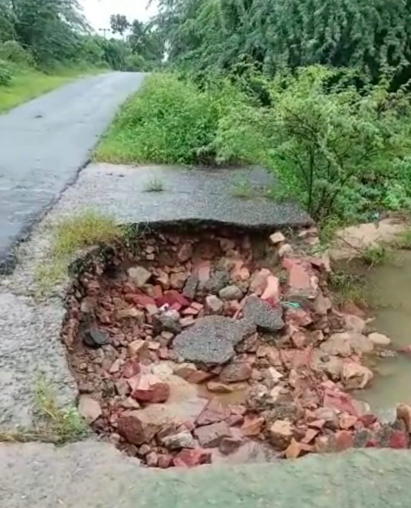 पाड़ीव से कालंद्री जाने वाली रपट पांच साल से खस्ताहाल नही हो रही मरम्मत , हरपिया रपट पर कभी भी हो सकता है हादसा ।