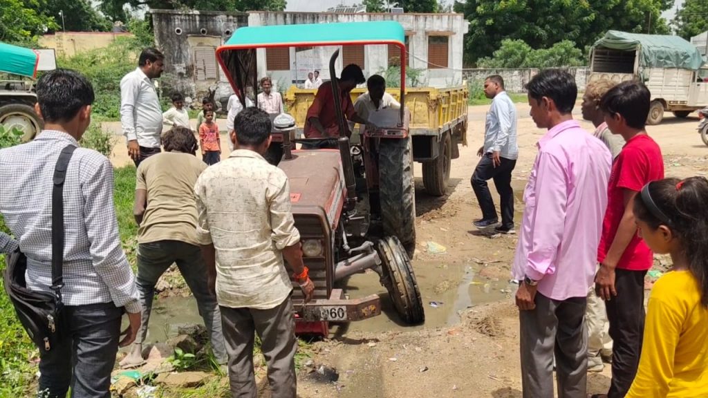 पाडीव – ग्रामपंचायत की लापरवाही से हमतिया कॉलोनी में आने वाले वाहन चालकों को हो रही परेशानी।