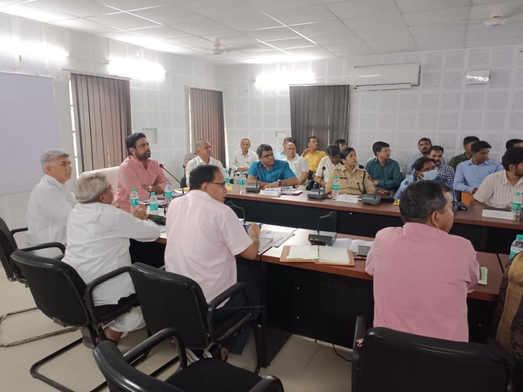 जिले के प्रभारी मंत्री महेन्द्र चौधरी ने जिला अधिकारियों के साथ फ्लैगशीप योजनाओं की समीक्षा बैठक ।