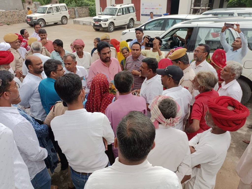 प्रभारी मंत्री ने पशु शिविर व गौशालाओ का किया निरीक्षण ।
