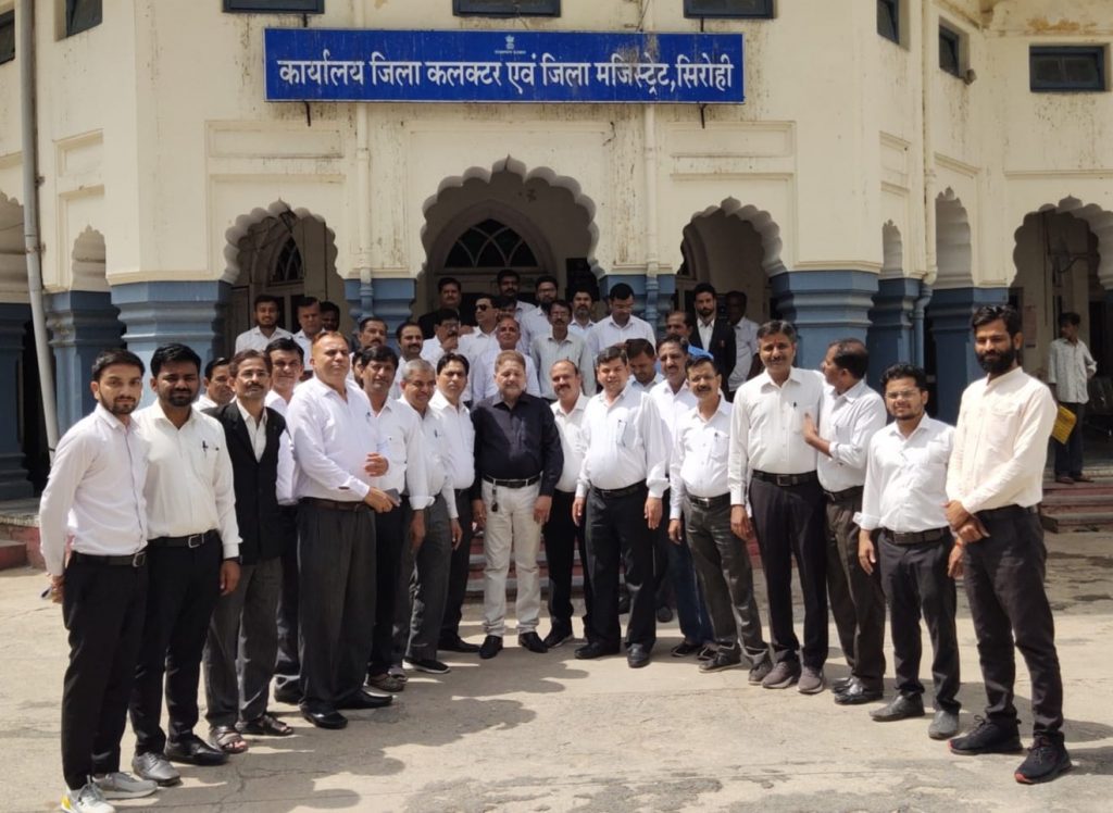 दोषियों के खिलाफ कानूनी कार्यवाही करने को लेकर सिरोही अभिभाषक संघ ने सौपा ज्ञापन।