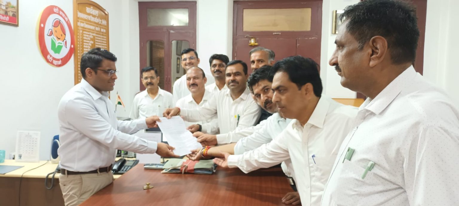 सिरोही तहसीलदार के विरुद्ध वकीलों में आक्रोश ,वकील मण्डल ने जिला कलेक्टर भंवरलाल को सौपा ज्ञापन ।