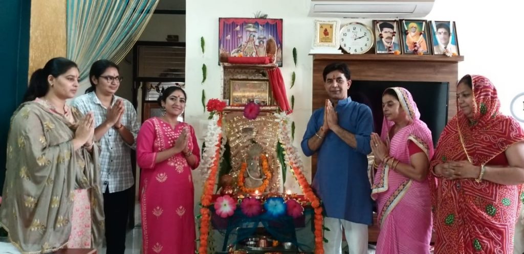 अभिनेता राज जांगिड के घर गणेश चतुर्थी के पावन पर्व पर श्री गणेश प्रतिमा की हुई स्थापना ।