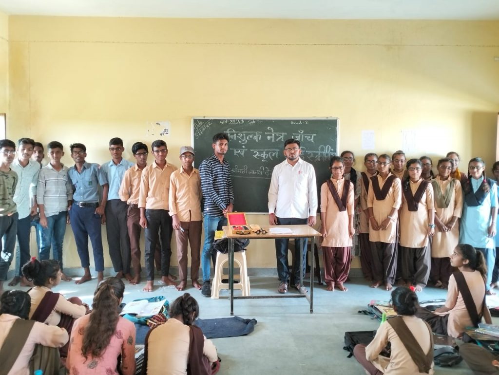 रा.उ.मा. स्कूल सिवेरा में निशुल्क चश्मा वितरित।