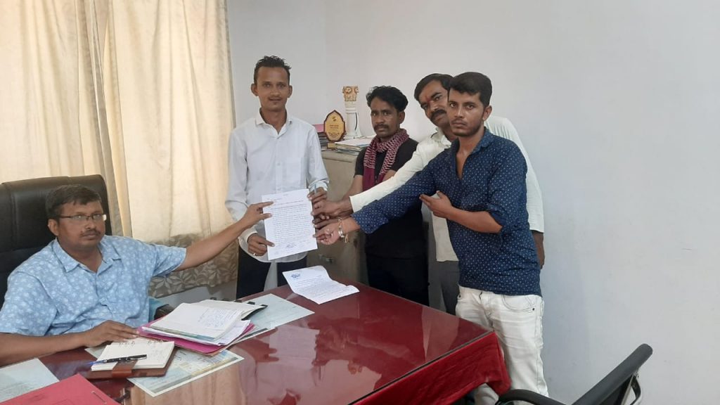 उपखंण्ड अधिकारी को अजारी के ग्रामीणों ने समस्या समाधान करवाने के लिए सौंपा ज्ञापन ।