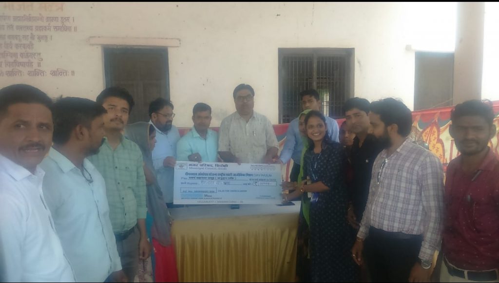 स्वयं सहायता समुह को मिला अनुदान चेक