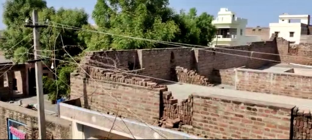 हादसे को न्योता दे रहे है मकानों की छतों से गुजरते 11 केवी विद्युत तार ।