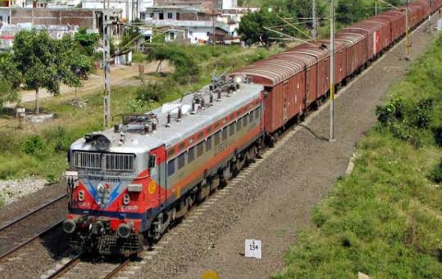 सिरोही जिले से हर साल रेल्वे को माल भाड़े के रूप मे मिलता हैं करोड़ो रूपये का राजस्व । बावजूद भी जिले में रेलवे यात्री सुविधाओं को बढ़ाने में नहीं दिखा रहा रूचि ।