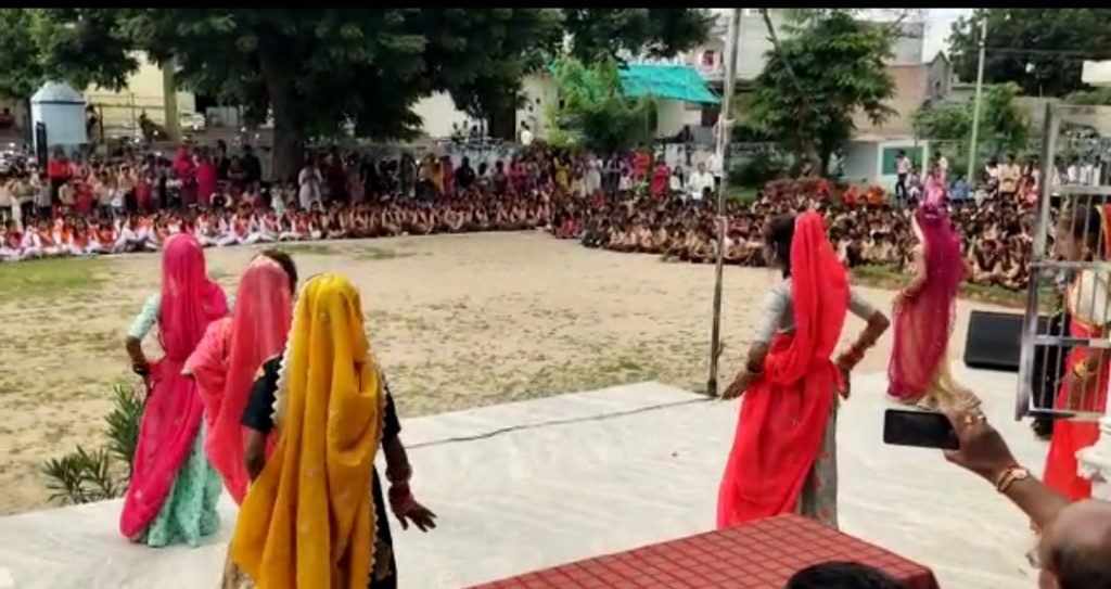 स्वतंत्रता दिवस समारोह में संस्था प्रधान व सरपंच ने किया ध्वजारोहण।