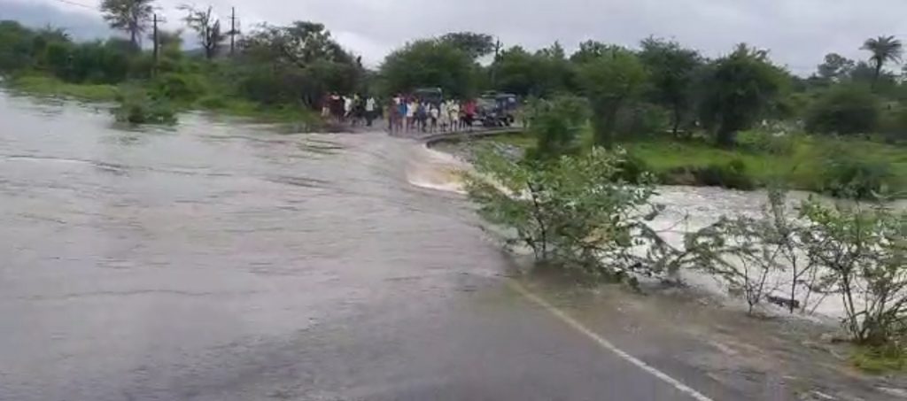 पिंडवाड़ा के समीप कांटल गांव स्थित कादंबरी बांध हुआ ओवरफ्लो ।