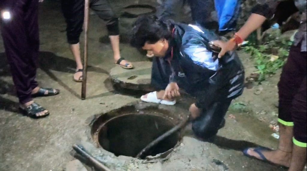 सीवरेज में उतरकर पकड़ा 8 फिट लंबा साँप ।