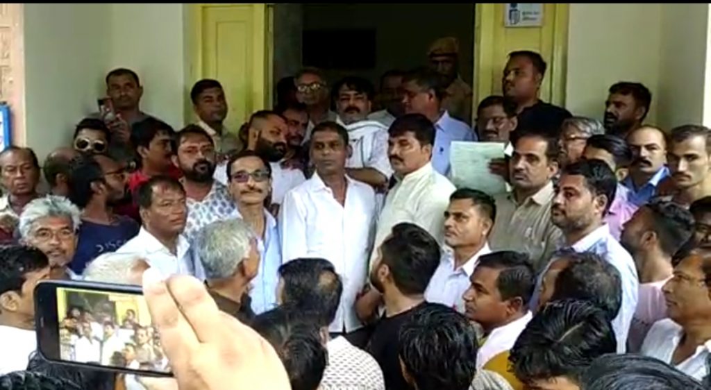आहोर में एनएच बाईपास के लिए अड़े व्यापारी, बंद रहा आहोर बाजार ।