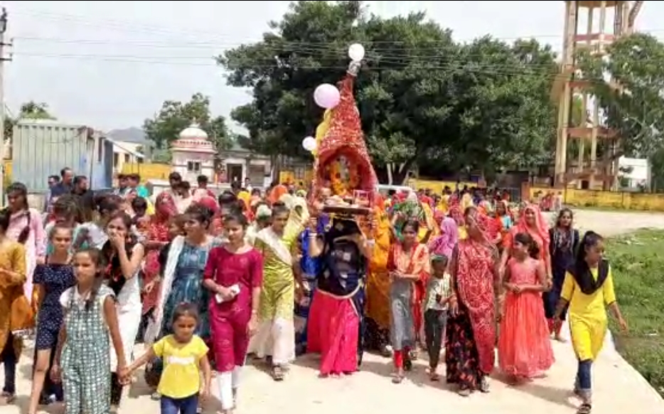 कृष्णगंज में श्री कृष्ण जन्माष्टमी के पर्व पर निकली विशाल शोभायात्रा ।