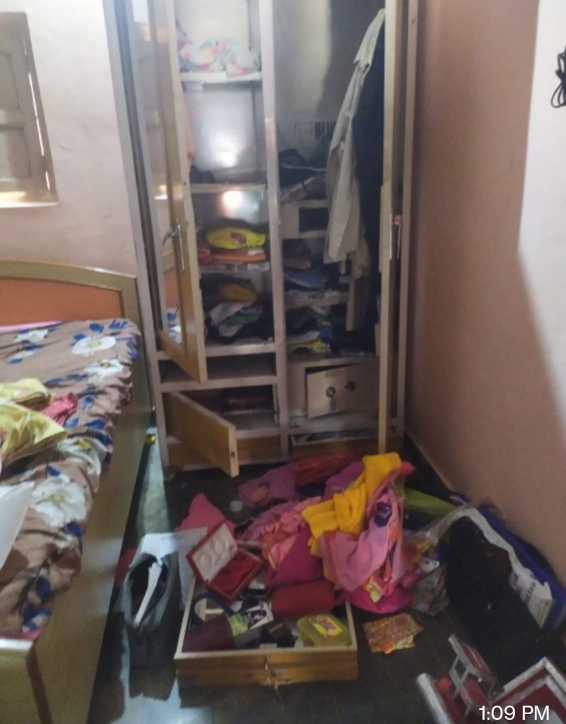 किवरली गांव में बीती रात अज्ञात चोरो ने तीन घरों के तोड़े ताले ।