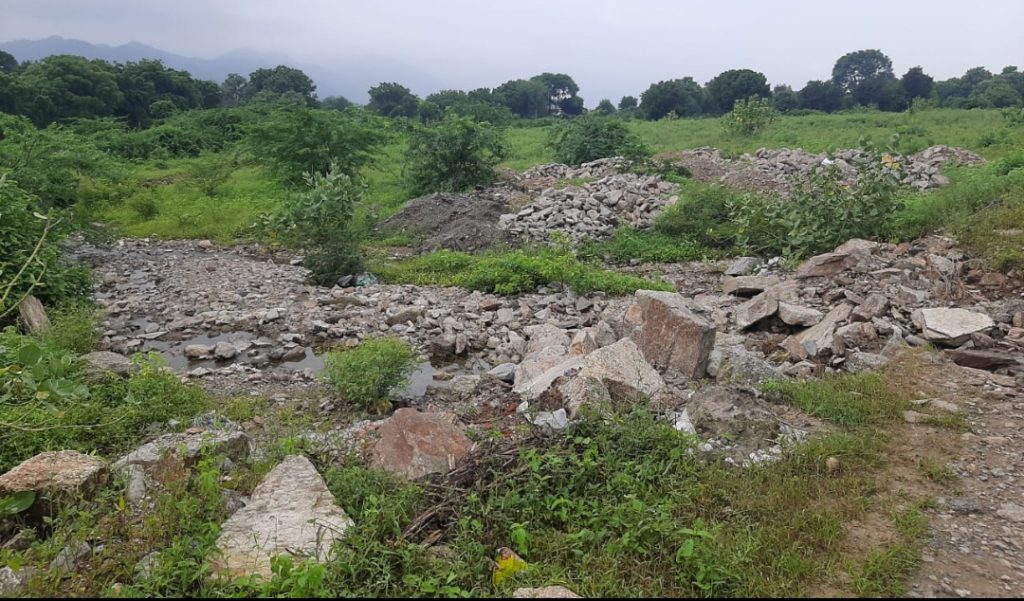 झोप बुझ नाले व सड़क किनारे सीवरेज खुदाई का मलबा डालते एलएनटी ठेकेदार के ट्रेक्टर ।