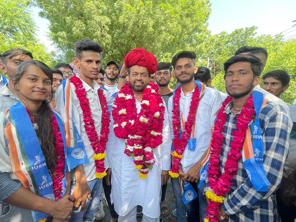 विधायक से मिले शिवगंज व पिंडवाडा के नवनिर्वाचित छात्र नेता, स्वागत कर लिया आशीर्वाद ।