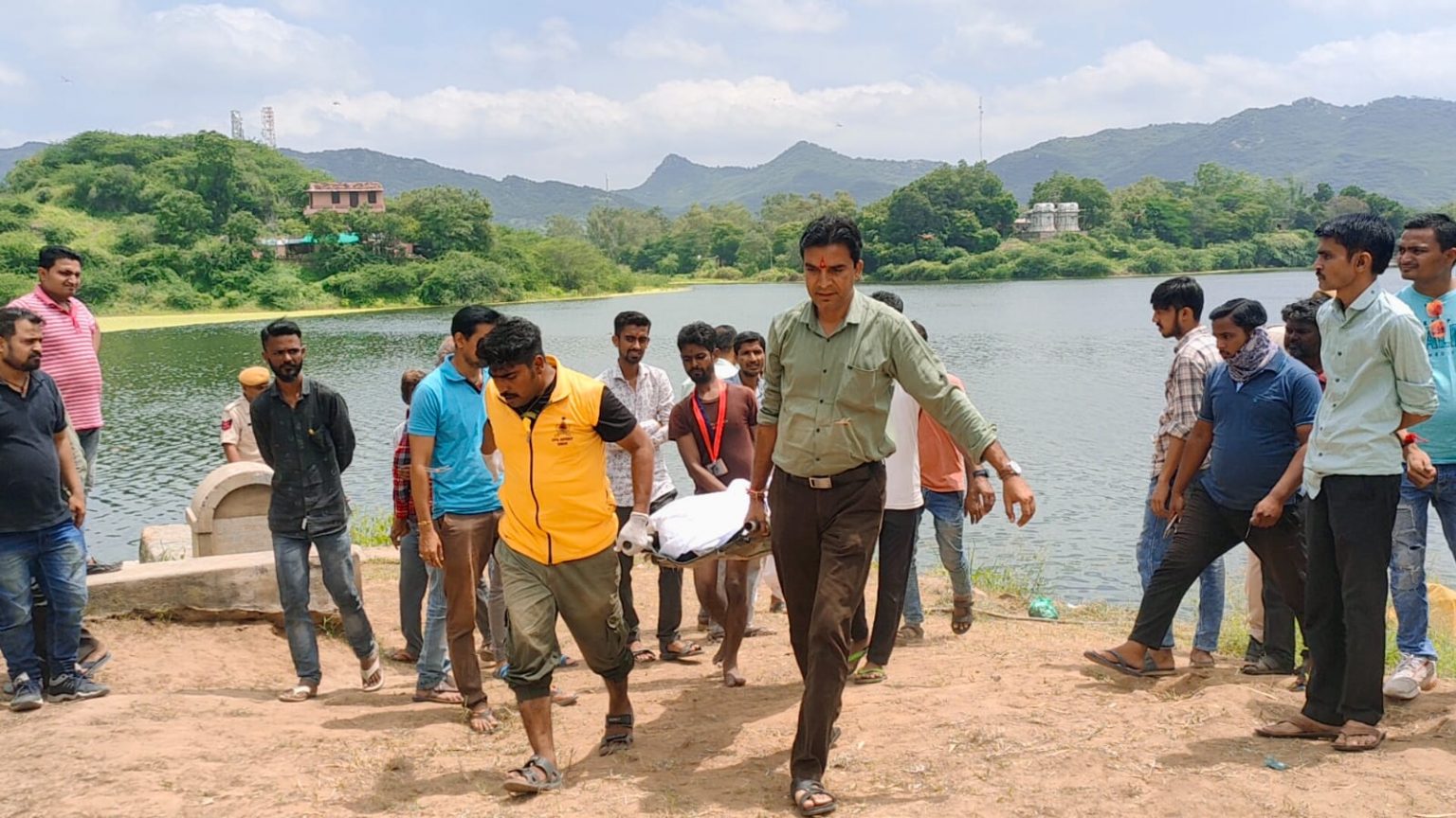 अखेलाव तालाब में मिला तैरता शव, तालाब में डूबने से युवक की मौत ।