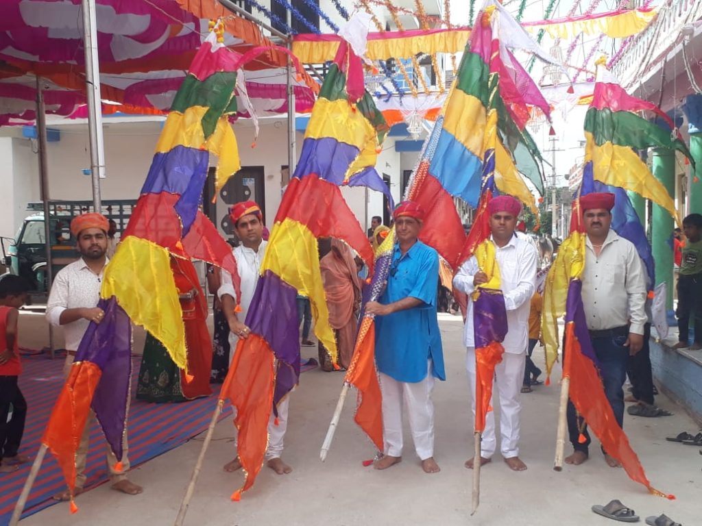 लोक देवता बाबा रामदेव के नेजा नवमी पर सोमवार को जिलेभर में बाबा रामदेव मंदिरों में विशेष आयोजन ।
