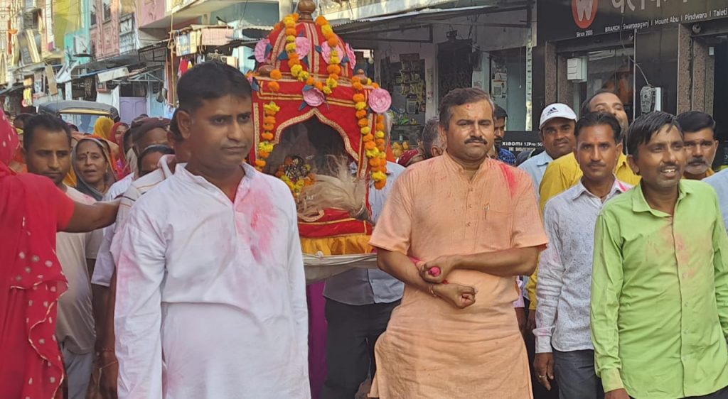 देव झुलनी एकादशी पर निकाली भगवान की पालकी,