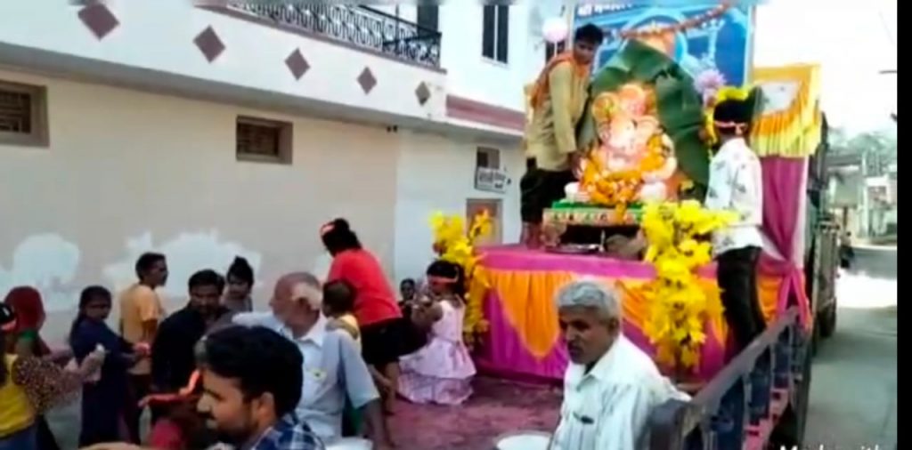 पाडीव में अंबाजी मंदिर की गणपति प्रतिमा का किया विसर्जन।