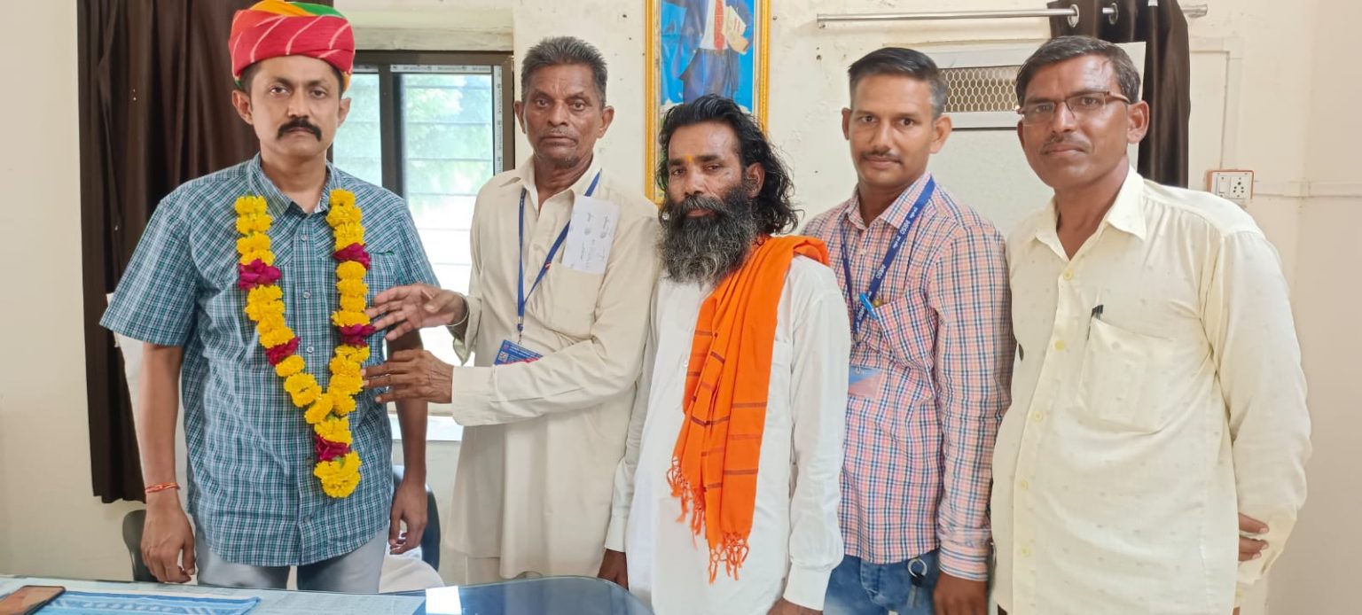 अंतर्राष्ट्रीय मानव अधिकार सुरक्षा संगठन ने देवेंद्र सिंह सीआई का साफा व फूल माला पहनाकर सम्मान बहुमान किया ।
