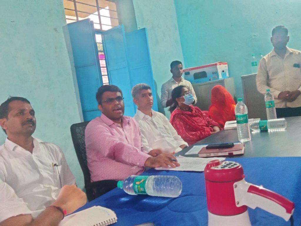 जिला कलक्टर की अध्यक्षता में ग्राम पंचायत जाम्बुडी में हुई रात्रि चैपाल आयोजित ।