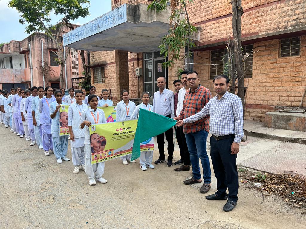 पल्स पोलियो जागरूकता रैली को सीएमएचओ डॉ. राजेश कुमार ने हरी झंडी दिखाकर किया रवाना ।