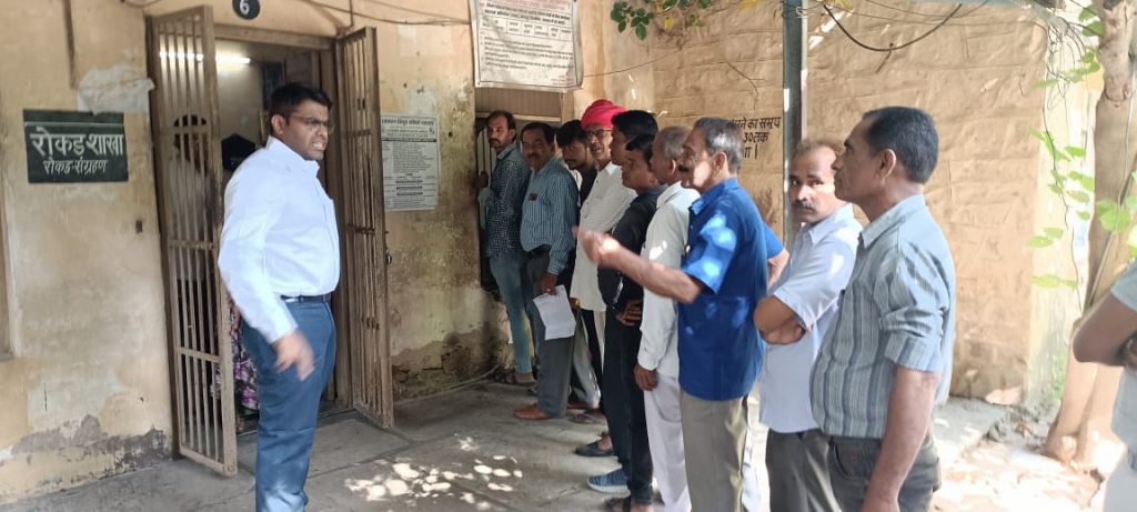 प्रशाशनिक कार्यालयों के हालात जानने आकस्मिक निरीक्षण पर पहुचे कलेक्टर डॉ भवरलाल ।
