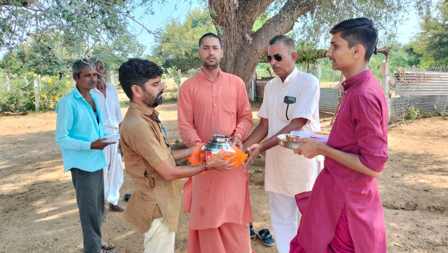 गौशालाओं में निशुल्क दवाई व आमंत्रण पत्रिका वितरण की ।