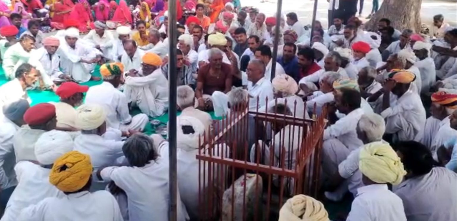 सार्वजनिक भूमि पर झूठा कब्जा बताने वाले लोगो के खिलाफ समस्त बावली ग्रामीणों ने भारी संख्या में एकत्रित होकर जताया विरोध।