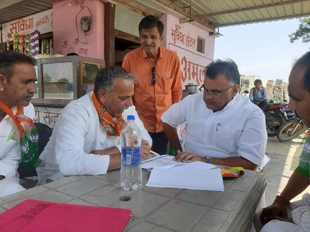 जालौर सिरोही सांसद देवजी पटेल को सिरोही जिला परिषद सदस्य किरण राजपुरोहित, व ,पार्टी के कार्यकर्ताओं ने अवगत करवाई समस्या ।