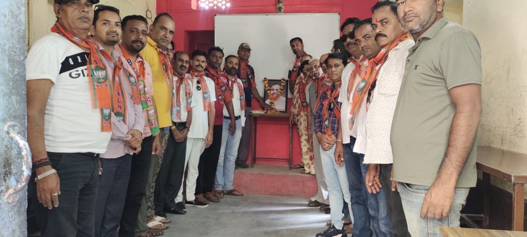 भाजपा कार्यकर्ताओं ने मनाई पंडित दीनदयाल उपाध्याय जी की जयंती ।