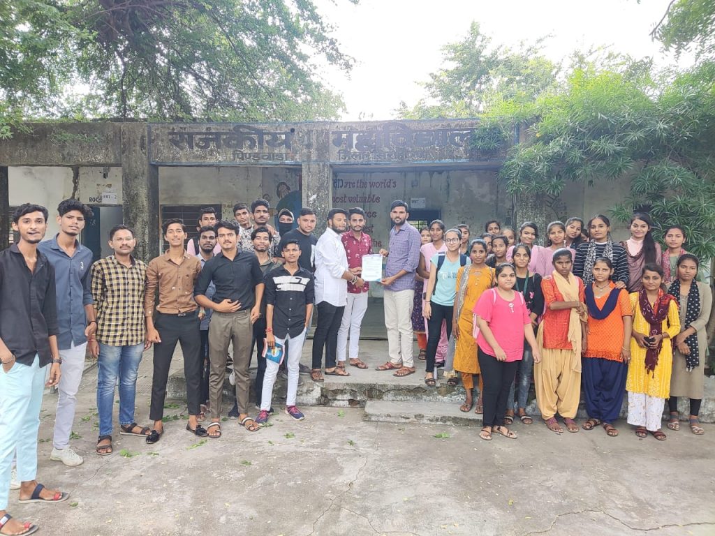 एनएसयूआई ने छात्रहितों की मांग को लेकर सुखाड़िया विश्वविद्यालय के परीक्षा नियंत्रक के नाम महाविद्यालय पिण्डवाड़ा के प्राचार्य को सौपा ज्ञापन ।
